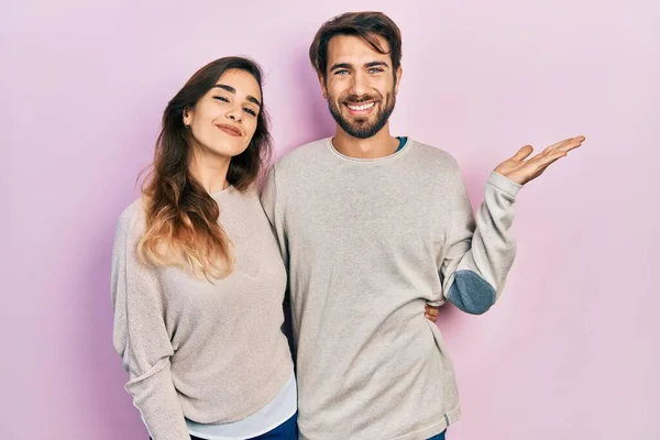 Joven Pareja Hispana Vistiendo Ropa Casual Sonriendo Alegre Presentando Señalando —  Fotos de Stock