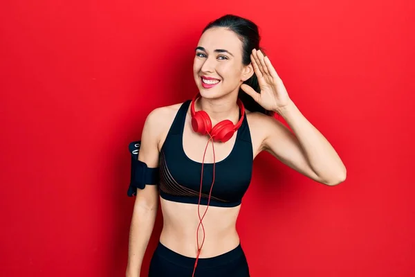 Jovem Hispânica Vestindo Roupas Ginástica Usando Fones Ouvido Sorrindo Com — Fotografia de Stock