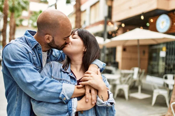 Jong Hispanic Paar Zoenen Knuffelen Stad — Stockfoto