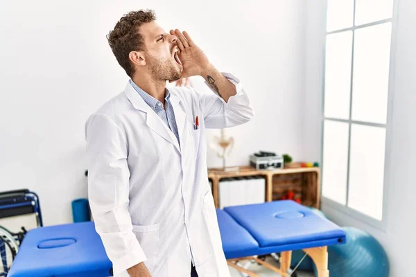 Ein Hübscher Junger Mann Der Einer Schmerzklinik Arbeitet Schreit Und — Stockfoto