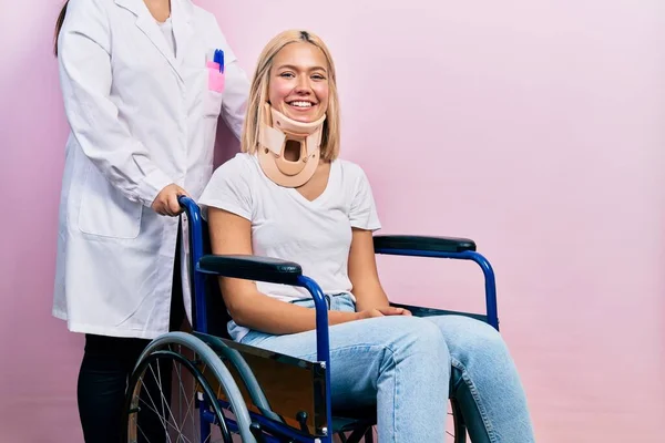 Krásná Blondýnka Sedí Invalidním Vozíku Límečkem Krku Veselým Chladným Úsměvem — Stock fotografie