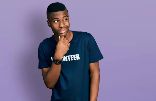 Молодой Африканский Американец Футболке Волонтера Думает Вопросе Обеспокоенный Нервный Рукой — стоковое фото