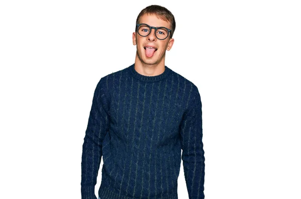 Sıradan Kıyafetler Giyen Gözlük Takan Genç Sarışın Adam Komik Bir — Stok fotoğraf