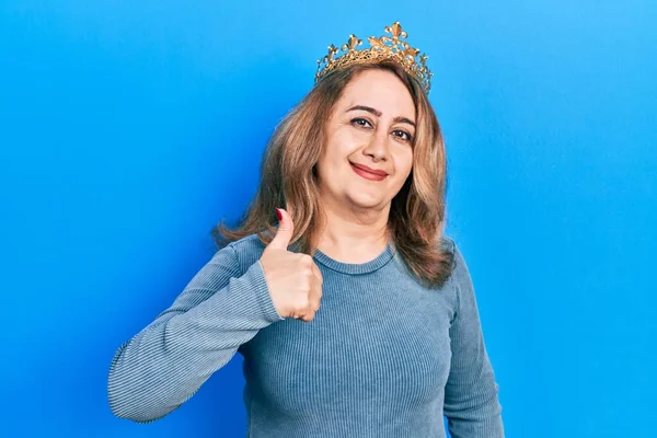 中世の白人女性は手で幸せな親指アップジェスチャーを行う女王冠を身に着けています 成功を示すカメラを見ると — ストック写真
