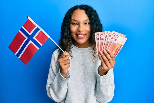 Mladá Latinskoamerická Žena Držící Norskou Vlajku Norské Korunové Bankovky Oslavující — Stock fotografie
