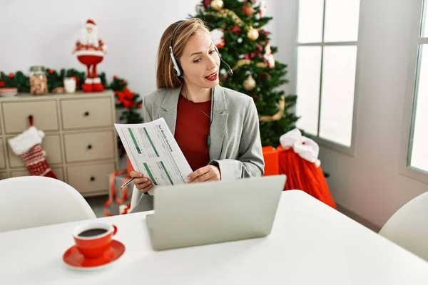 Jonge Kaukasische Vrouw Call Center Agent Werken Zitten Door Kerstboom — Stockfoto