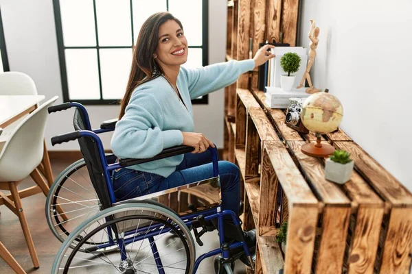 Mladá Žena Drží Knihu Sedí Invalidním Vozíku Pracuje Doma — Stock fotografie