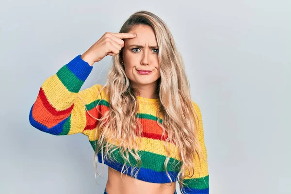 Smuk Ung Blondine Kvinde Iført Farvet Sweater Bekymret Stresset Problem - Stock-foto