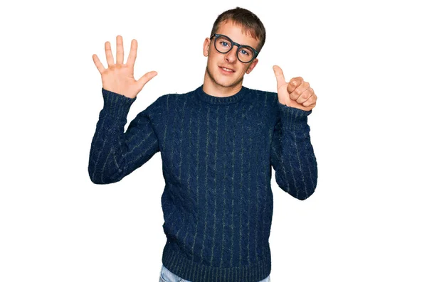 Junger Blonder Mann Lässiger Kleidung Und Brille Zeigt Mit Finger — Stockfoto
