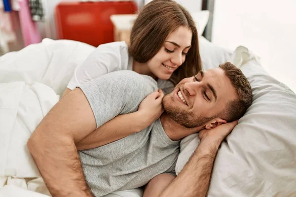 Jovem Casal Caucasiano Sorrindo Abraço Feliz Cama Casa — Fotografia de Stock