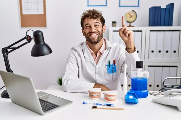 Homem Dentista Hispânico Jovem Que Trabalha Clínica Médica Apontando Dedo — Fotografia de Stock