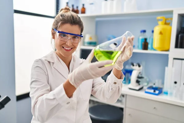Giovane Donna Bionda Con Uniforme Scienziato Cerca Liquido Provetta Laboratorio — Foto Stock