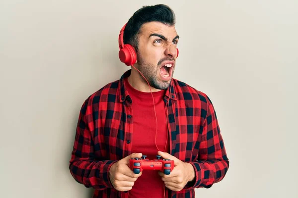 Jovem Hispânico Homem Jogando Vídeo Game Segurando Controlador Irritado Louco — Fotografia de Stock