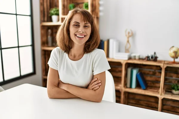 Jong Blank Meisje Draagt Casual Kleding Zittend Tafel Thuis Gelukkig — Stockfoto