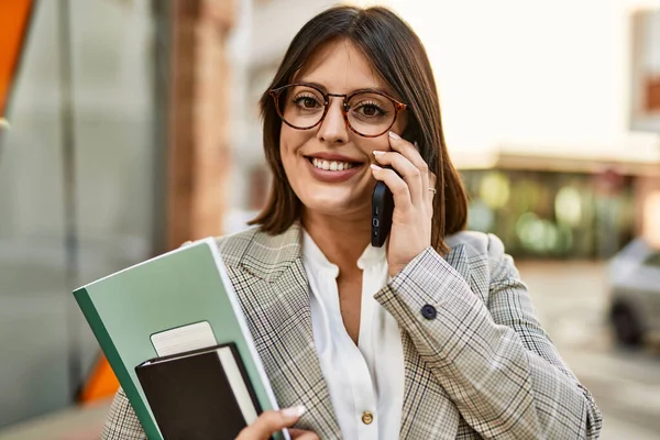 Jovem Empresária Hispânica Sorrindo Feliz Falando Pelo Smartphone Cidade — Fotografia de Stock