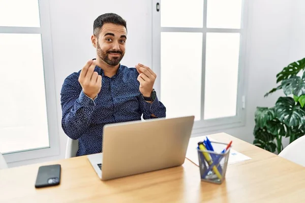 Joven Hispano Con Barba Trabajando Oficina Con Laptop Haciendo Gesto — Foto de Stock