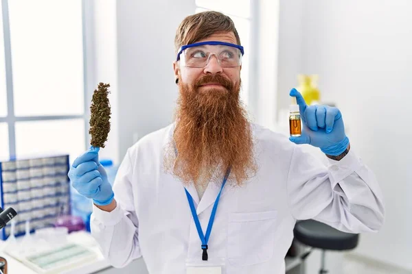 Redhead Man Med Långt Skägg Arbetar Forskare Laboratorium Håller Ogräs — Stockfoto