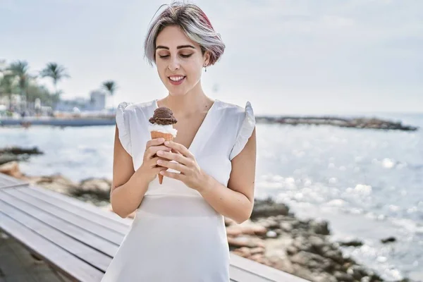 Ung Kaukasisk Flicka Äter Glass Stående Stranden — Stockfoto