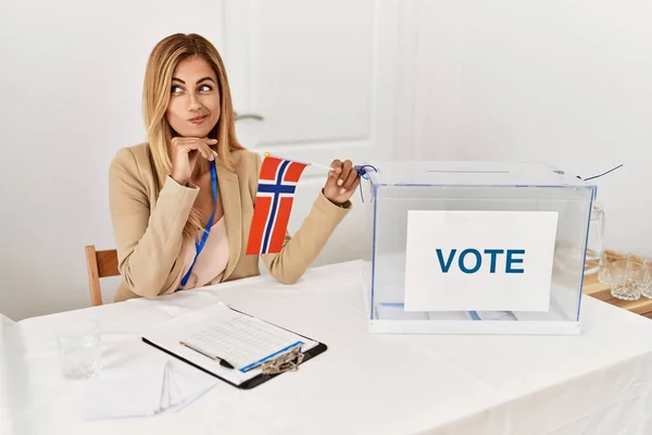 Siyasi Seçim Kampanyasında Sarışın Genç Güzel Bir Kadın Norveç Bayrağı — Stok fotoğraf