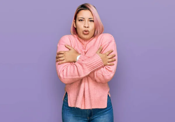 Mujer Hispana Con Pelo Rosa Usando Suéter Casual Invierno Temblando — Foto de Stock