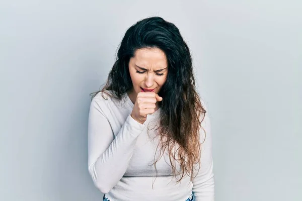 Ung Latinamerikansk Kvinna Klädd Avslappnade Kläder Mår Dåligt Och Hosta — Stockfoto