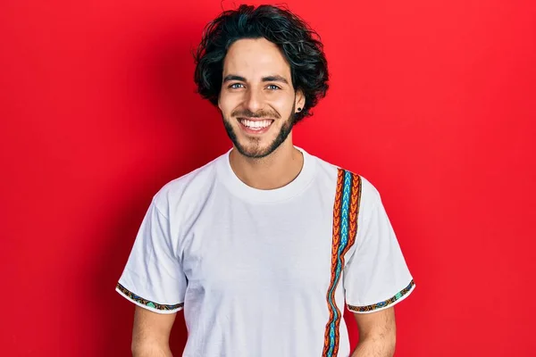 Knappe Latino Man Draagt Casual Wit Shirt Ziet Positief Gelukkig — Stockfoto