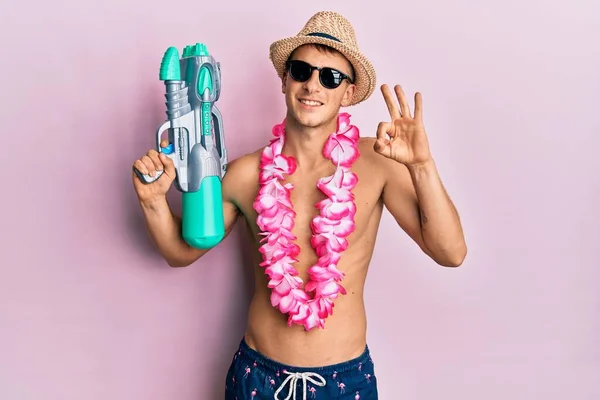 Joven Hombre Caucásico Con Traje Baño Lei Hawaiano Sosteniendo Watergun — Foto de Stock