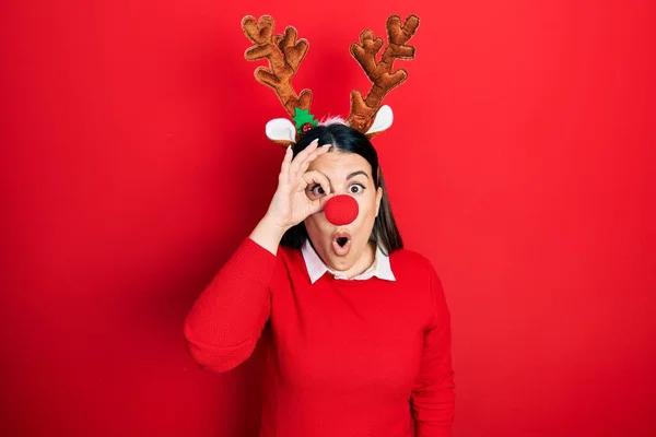 크리스마스 모자를 잠꾸러기 여자가 얼굴로 표정을 손가락을 시선을 바라본다 — 스톡 사진