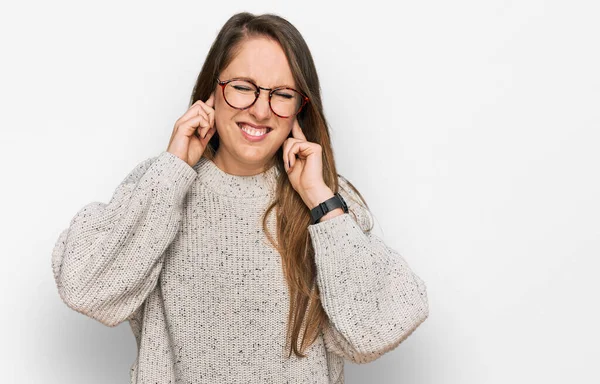 Mujer Rubia Joven Con Suéter Casual Gafas Que Cubren Las —  Fotos de Stock