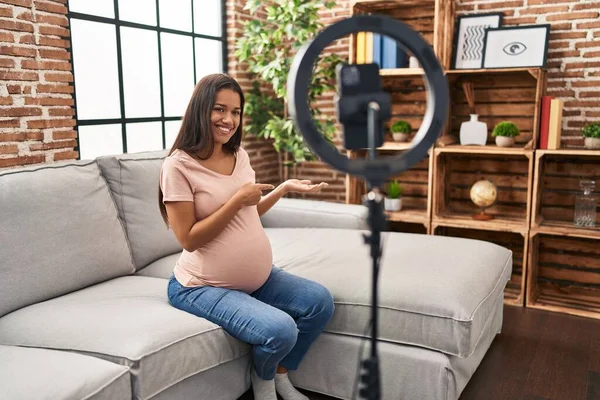 Mladá Těhotná Žena Nahrávání Vlog Tutorial Chytrým Telefonem Doma Ohromen — Stock fotografie