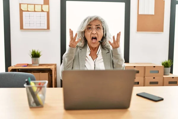 Középkorú Üzletasszony Asztalon Laptopot Használ Irodában Őrült Őrült Kiabálás Kiabálás — Stock Fotó