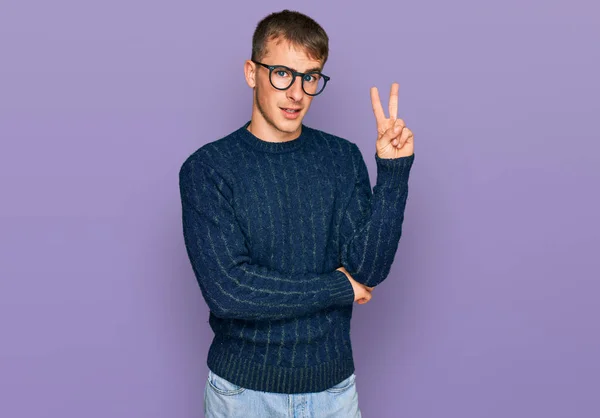 Ein Junger Blonder Mann Lässiger Kleidung Und Brille Lächelt Mit — Stockfoto