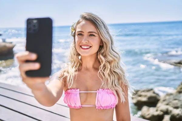 Mladá Blondýnka Dívka Dělat Selfie Podle Smartphone Sedí Lavičce Pláži — Stock fotografie