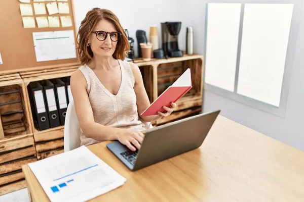 Middle Age Hispanic Woman Smiling Confident Working Office — Stock Photo, Image