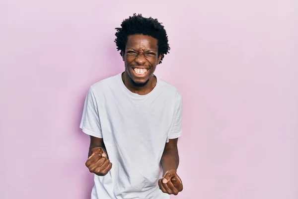 Hombre Afroamericano Joven Vistiendo Camiseta Blanca Casual Muy Feliz Emocionado — Foto de Stock