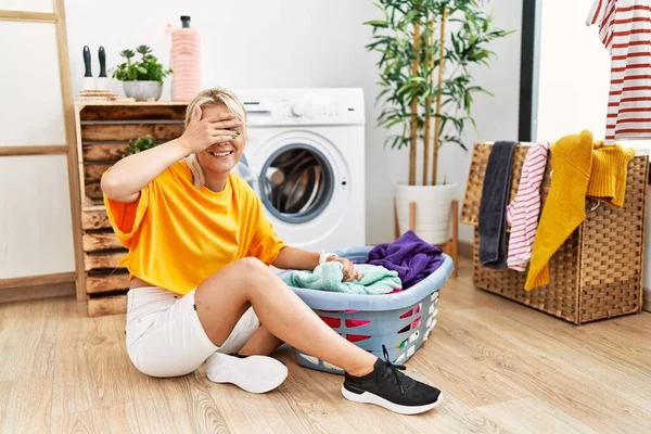 Ung Kaukasiska Kvinna Sätta Smutsig Tvätt Tvättmaskin Ler Och Skrattar — Stockfoto