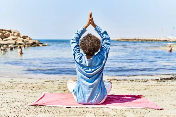 Jonge Spaanse Man Ontspannen Doen Yoga Zitten Het Zand Aan — Stockfoto