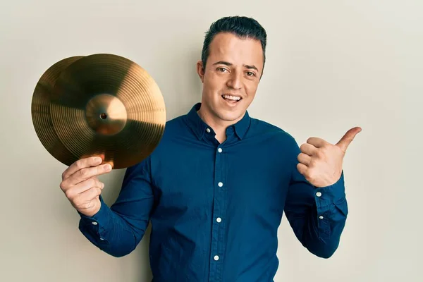 Stilig Ung Man Håller Gyllene Cymbalplattor Pekar Tummen Upp Till — Stockfoto