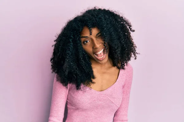 Африканская Американка Афроволосами Розовой Рубашке Подмигивает Глядя Камеру Сексуальным Выражением — стоковое фото