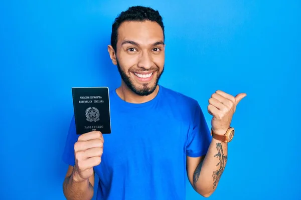 Латиноамериканець Бородою Тримає Руках Паспорт Вказуючи Спину Рукою Пальцями Вгору — стокове фото