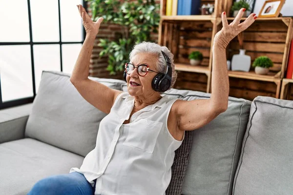 Starší Šedovlasá Žena Poslouchající Hudbu Sedící Doma Pohovce — Stock fotografie