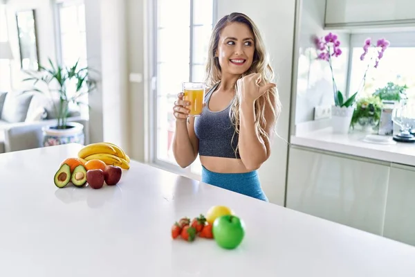 Junge Kaukasische Fitness Frau Sportbekleidung Trinkt Gesunden Orangensaft Und Zeigt — Stockfoto