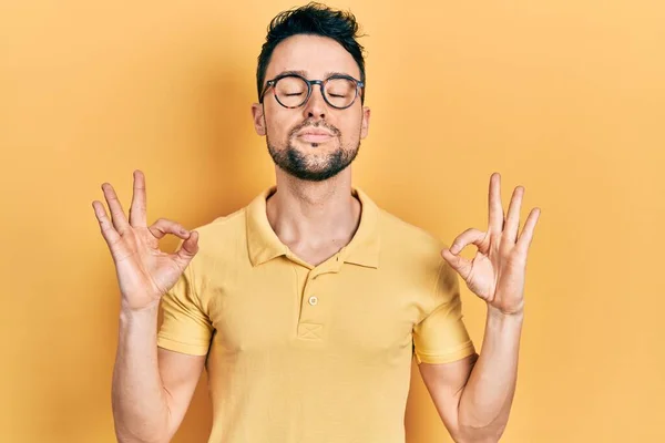 Junger Hispanischer Mann Lässiger Kleidung Und Brille Entspannt Sich Und — Stockfoto