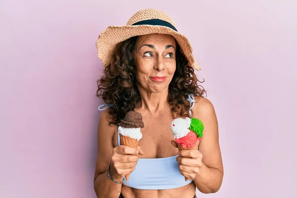 Moyen Age Femme Hispanique Portant Style Été Tenant Crème Glacée — Photo
