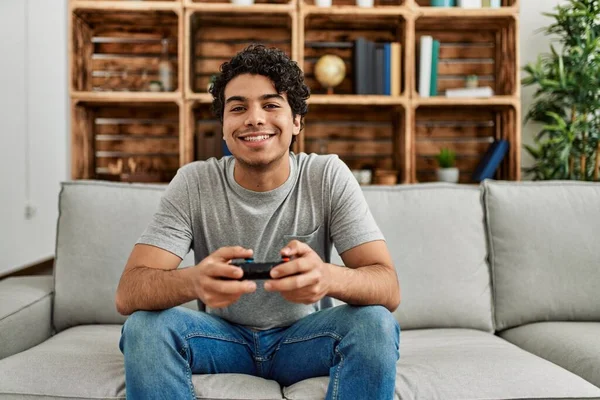 Mladý Hispánec Hraje Videohry Sedí Pohovce Doma — Stock fotografie
