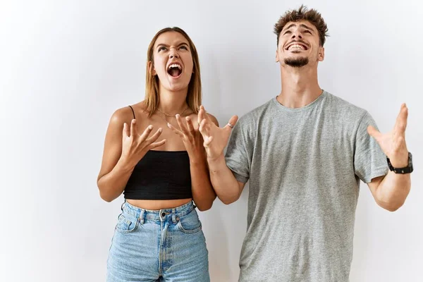 Jovem Belo Casal Juntos Sobre Fundo Isolado Louco Louco Gritando — Fotografia de Stock