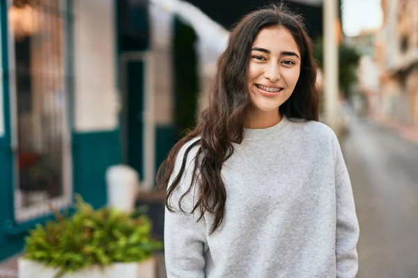 Joven Chica Oriente Medio Sonriendo Feliz Pie Ciudad — Foto de Stock