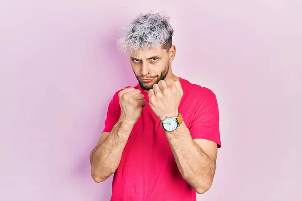 Young Hispanic Man Modern Dyed Hair Wearing Casual Pink Shirt — Stock Photo, Image