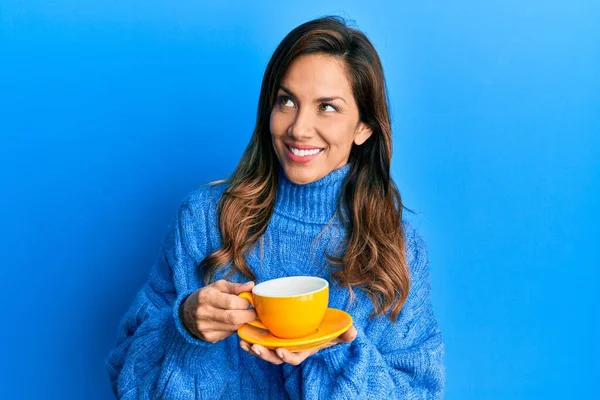Jovem Latina Bebendo Uma Xícara Café Sorrindo Olhando Para Lado — Fotografia de Stock