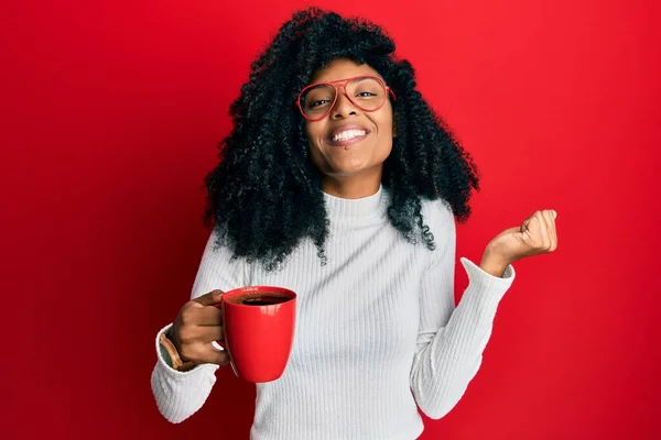 Africano Mulher Americana Com Cabelo Afro Segurando Café Gritando Orgulhoso — Fotografia de Stock